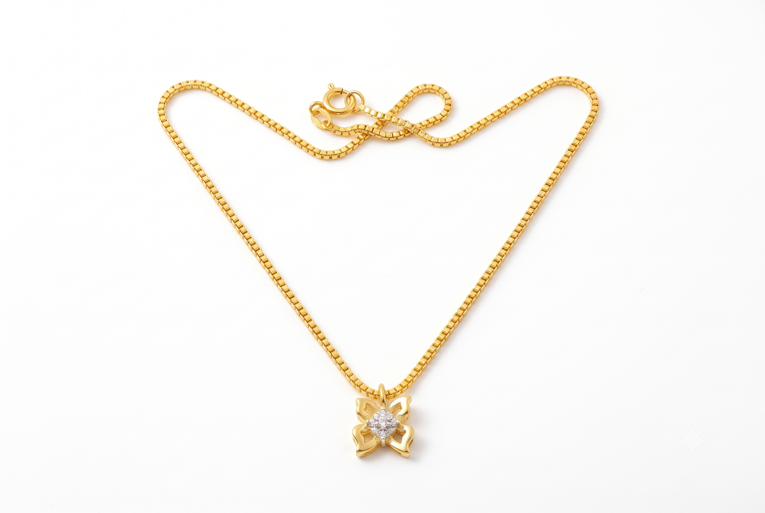 signity-18k-chain-pendant-butterfly-WB Detailed view of the secure clasp and durable link design on the 18K gold 16 inch chain from Rajyan Jewellers