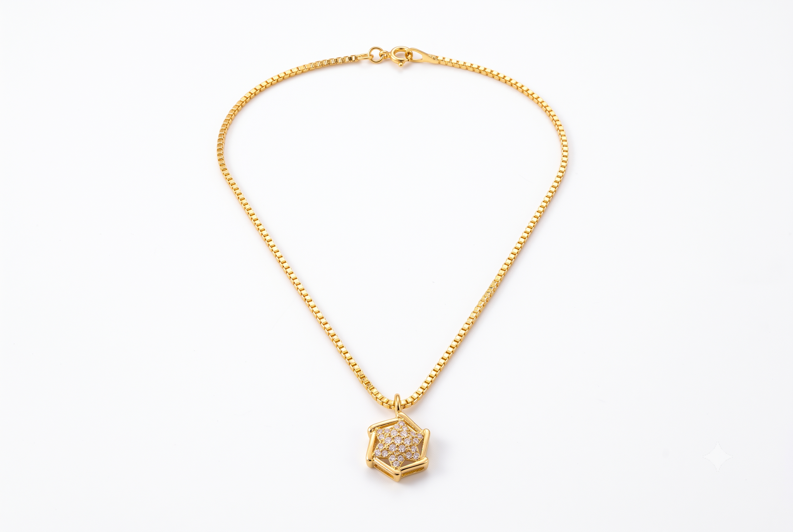 signity-18k-chain-pendant-hexagon-WB Close-up of the intricate geometric hexagonal star pendant with sparkling Signity CZ stones in 18k gold by Rajyan Jewellers