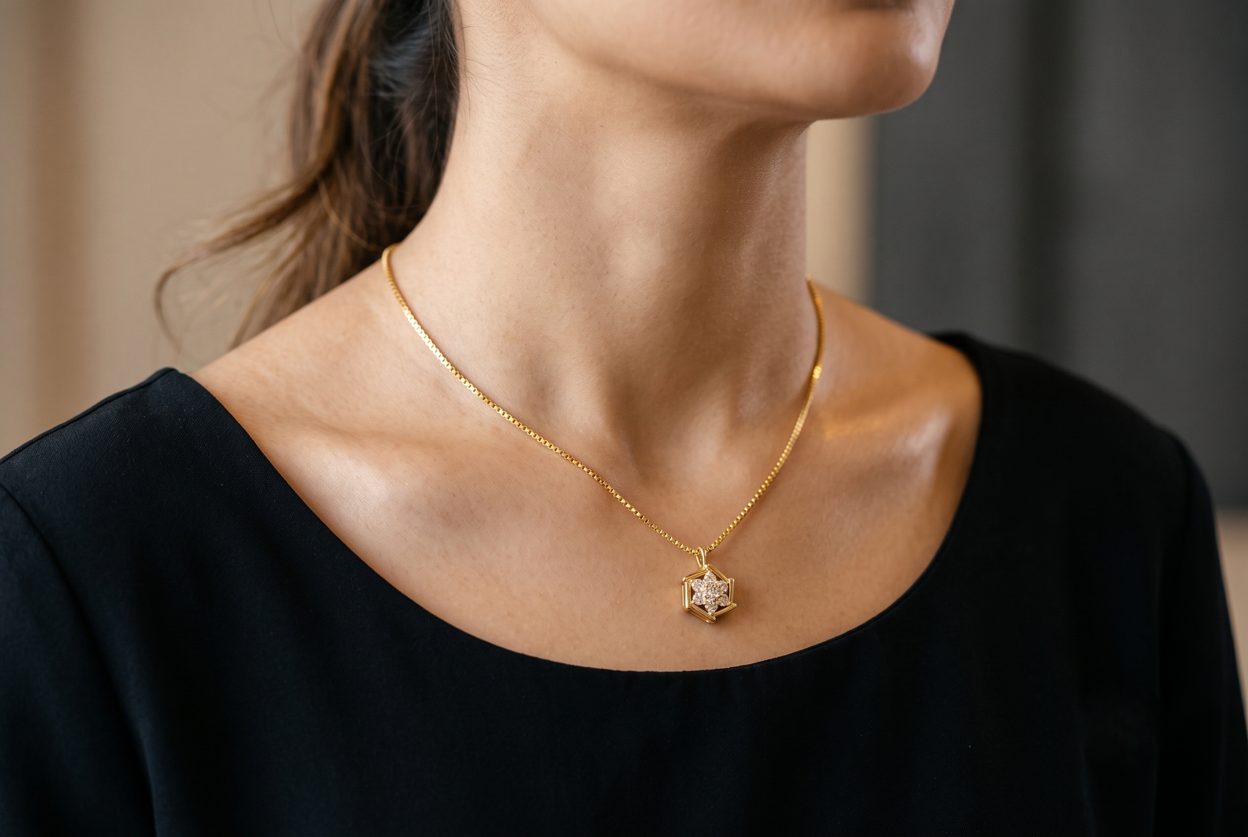 signity-18k-chain-pendant-hexagon-mod Natural lighting view of the 18ct gold box-link chain and hexagonal CZ star pendant
