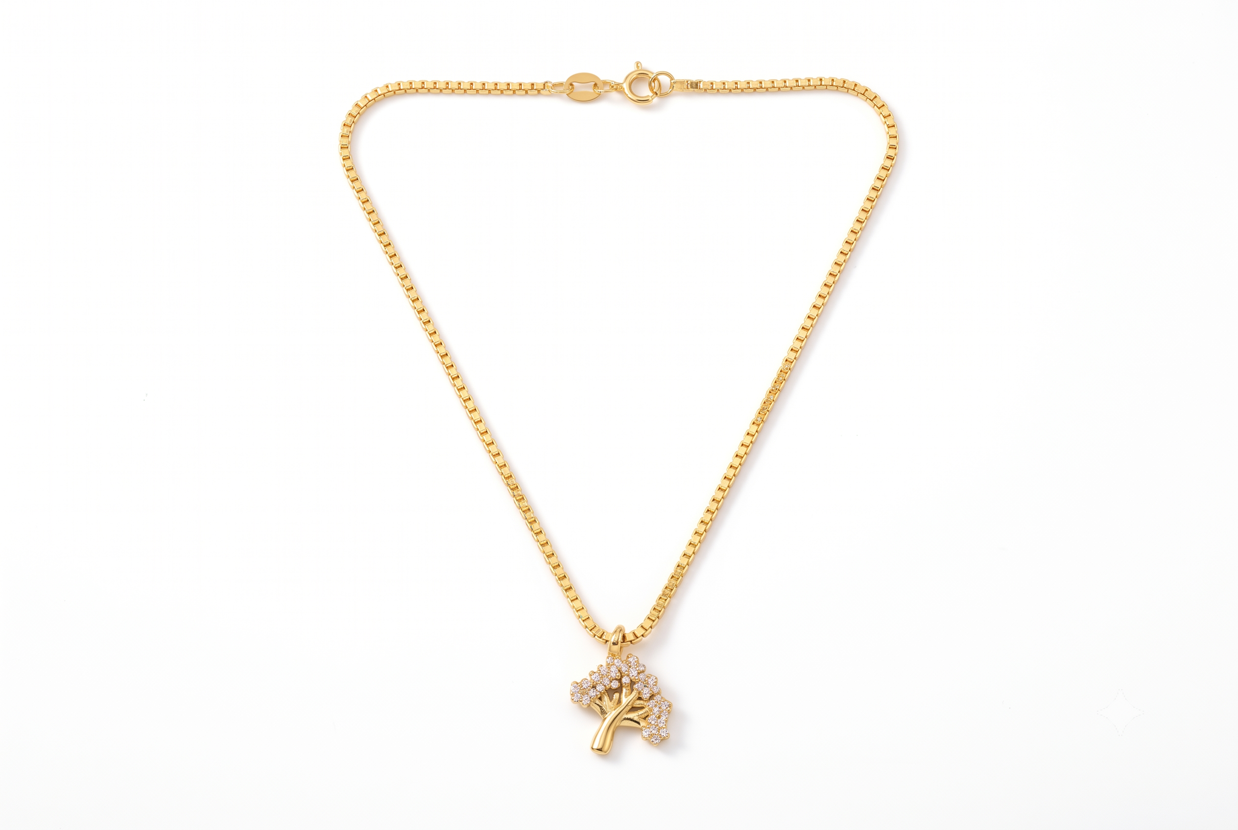 signity-18k-chain-pendant-tree-WB 1cm tree-shaped pendant in 18K yellow gold
