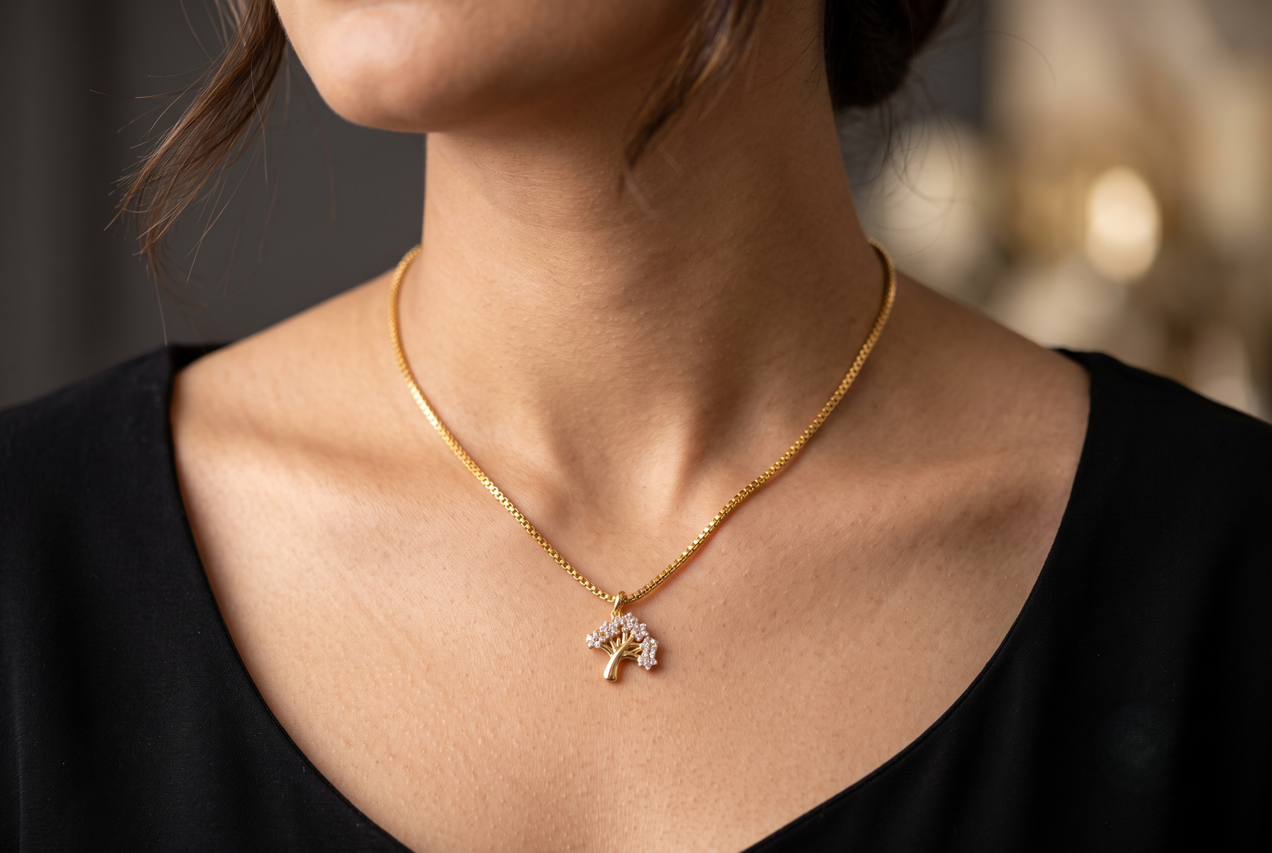 signity-18k-chain-pendant-tree-mod Detail view of the secure clasp and intricate 18-carat yellow gold
